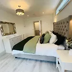 Villa Luxurious 5star Retreat On Westports Main Street