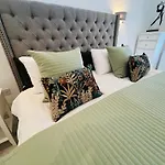 Villa Luxurious 5star Retreat On Westports Main Street Westport