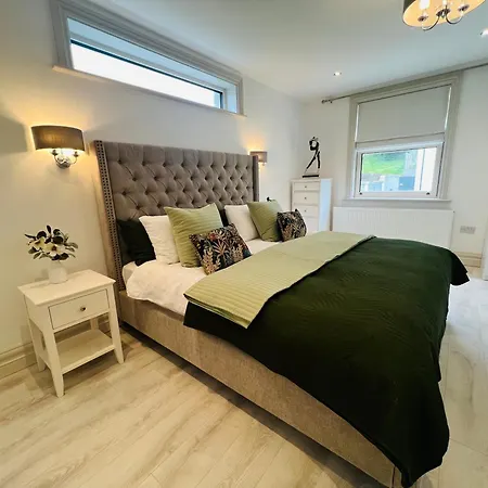 Luxurious 5star Retreat On Westports Main Street