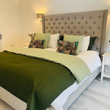 Luxurious 5star Retreat On Westports Main Street Villa *