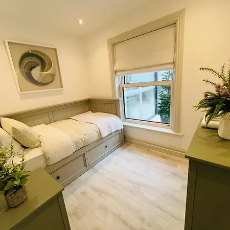 Luxurious 5star Retreat On Westports Main Street *