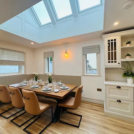 Luxurious 5star Retreat On Westports Main Street * Westport