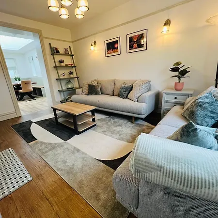 Villa Luxurious 5star Retreat On Westports Main Street *