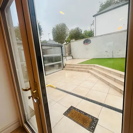 Villa Luxurious 5star Retreat On Westports Main Street *