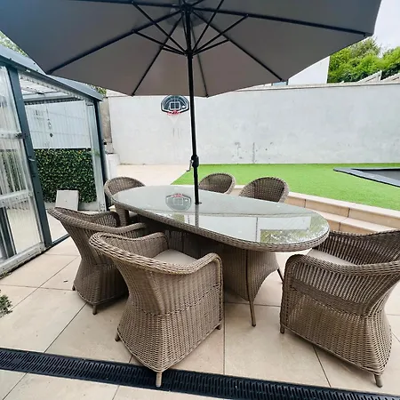 Luxurious 5star Retreat On Westports Main Street Villa