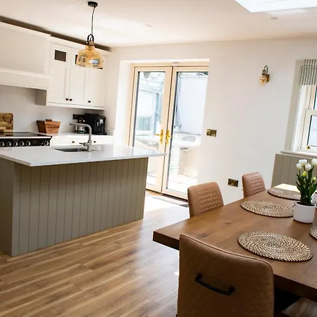 Luxurious 5star Retreat On Westports Main Street Villa *