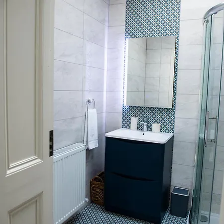 Luxurious 5star Retreat On Westports Main Street *