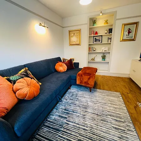 Luxurious 5star Retreat On Westports Main Street ヴィラ